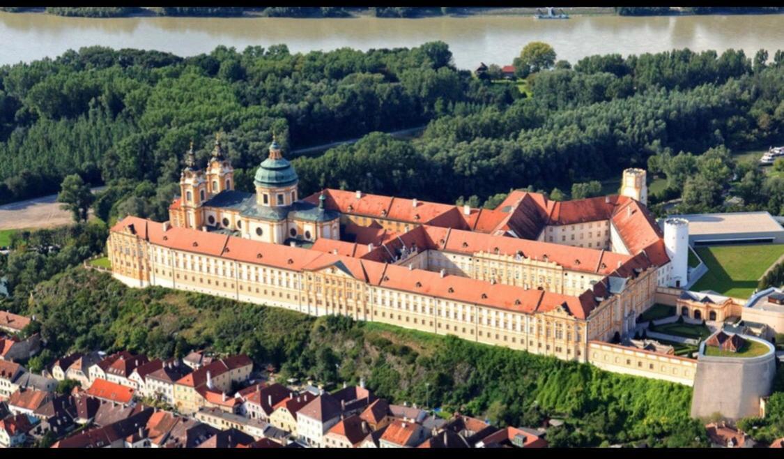 Pension Artstetten Екстериор снимка